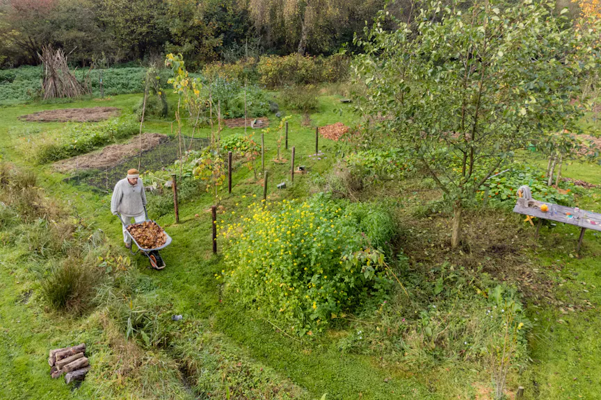 Peter ana het werk moestuin Stoutenburg