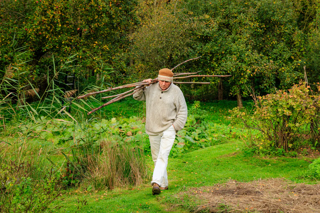 Peter Verburgt in de moestuin van Stoutenburg