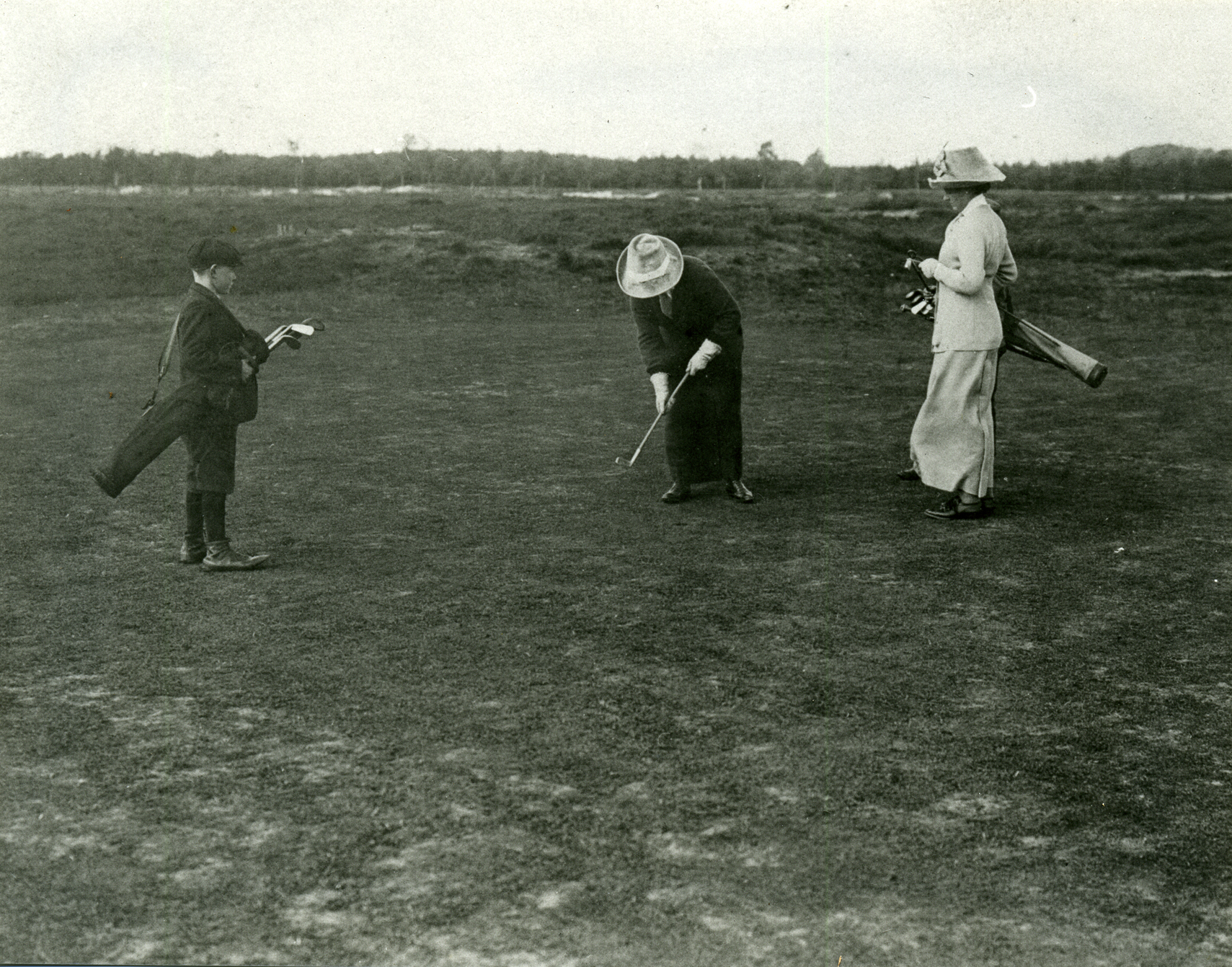 Dames aan het golfen op landgoed Heidestein.