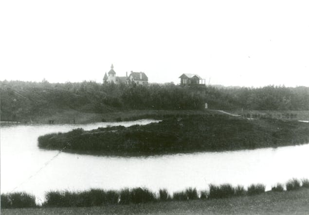 De vijver met eiland op landgoed Heidestein