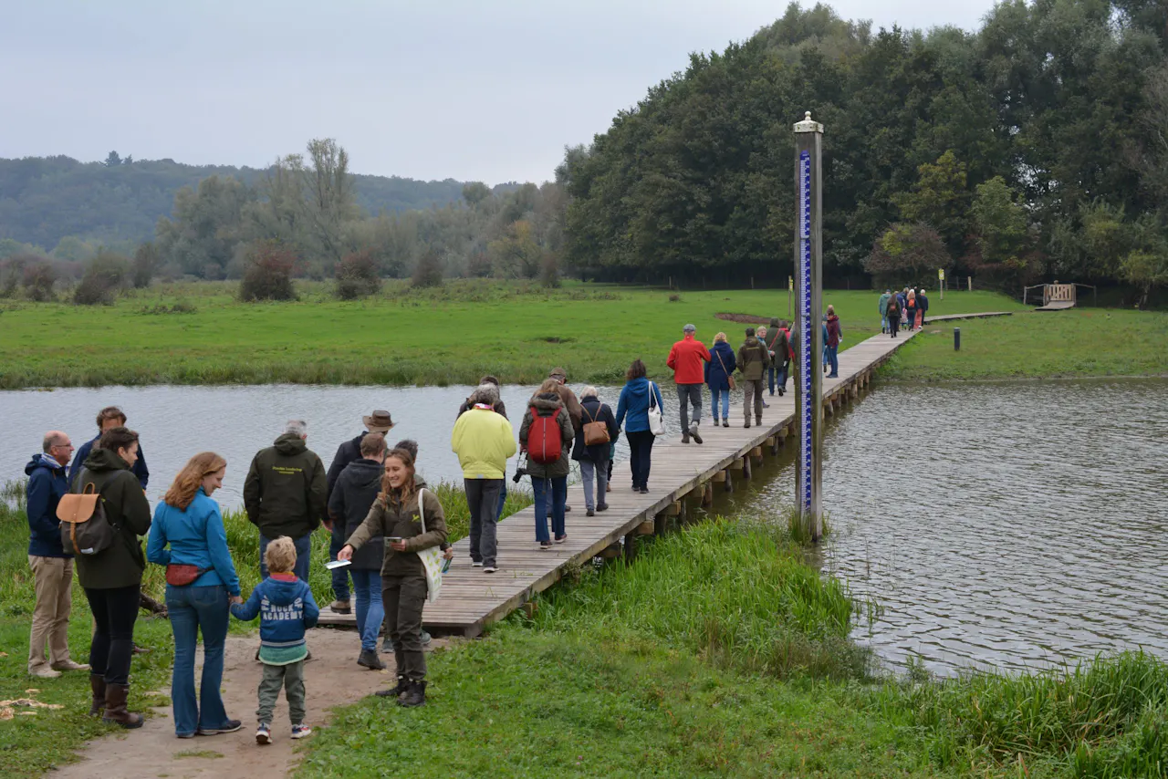 Boswachter verwelkomt donateurs op nieuwe vlonderpad